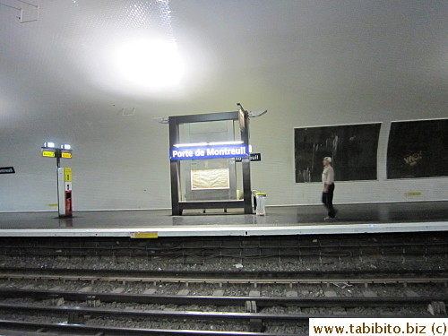 Porte de Montreuil Station platform