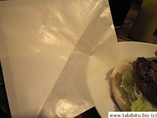 Bag to hold the burger so that juices and fillings don't get all over the plate