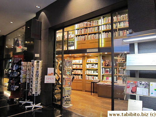A bookshop specializing in arts by the cafe