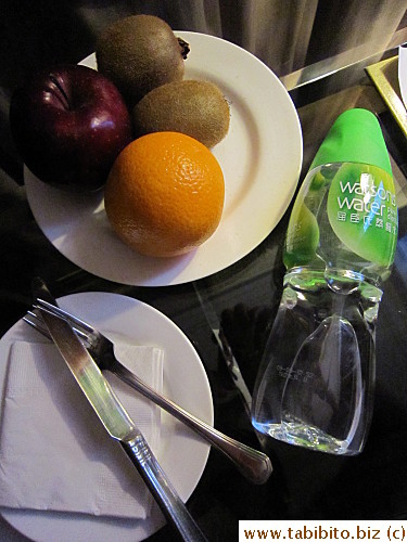 At turndown service, they brought in welcome fruit and 2 bottles of water (supplied daily)