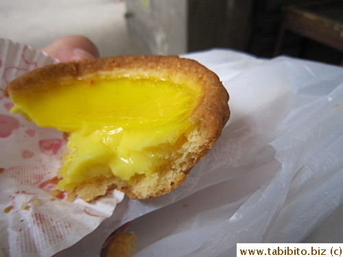 The shell is made of short crust pastry I think and the warm jiggly custard was neither too sweet nor bland, and only HK$5(US60cents) for 3!