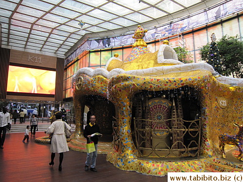 ran a display featuring Gaudi art