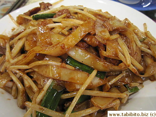 Stirfried flat rice noodles with beef HK$48/US$6