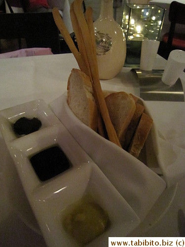 A basket of bread and dip arrived soon after we ordered our food