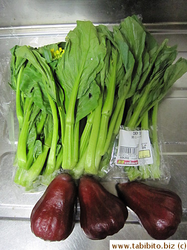 Didn't go to the wet market before we left HK, could only get Choi Sum from a supermarket and rose apples from a fruit stand