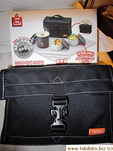 Stumbled upon a bento box reduced to almost half price, so we finally got one to replace KL's lost one.  Made in Japan