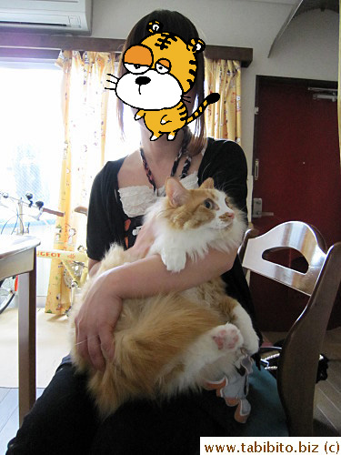 Took a lot of effort to put Efoo in K-san's lap to take their picture just before she left