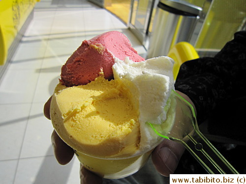 The dessert shop we wanted was crazy crowded (waiting time for a table was one hour), so we settled for Deliziefollie's gelato (mango, cassis, banana)