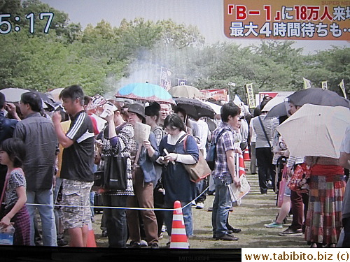 Japanese people are the most patient people to wait in line, even in hot hot weather