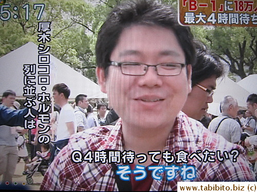 The reporter asks this man if he still wants to eat it knowing it's a 4-hr's wait, he says yes