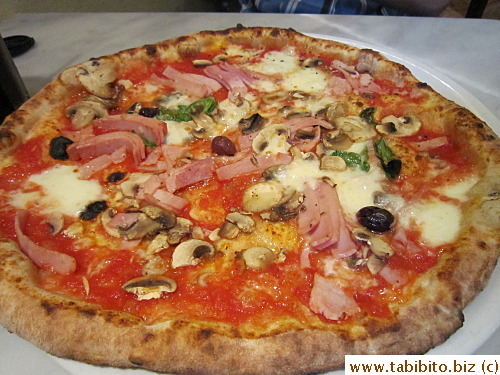 Capricciosa (mozzarella, ham, olives, mushrooms, basil)