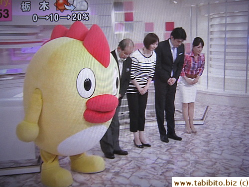 Anchors and major reporters (including the weather mascot) of Fuji TV greet viewers with a bow at the beginning of the news program