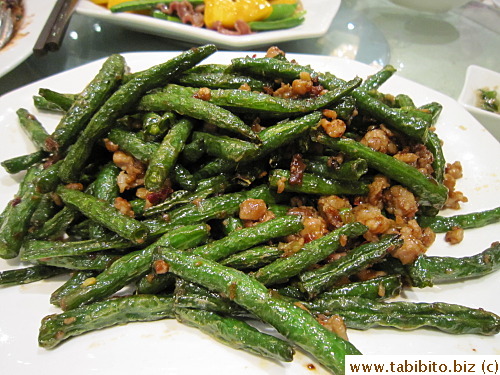 Deep-fried green beans with minced pork and chili