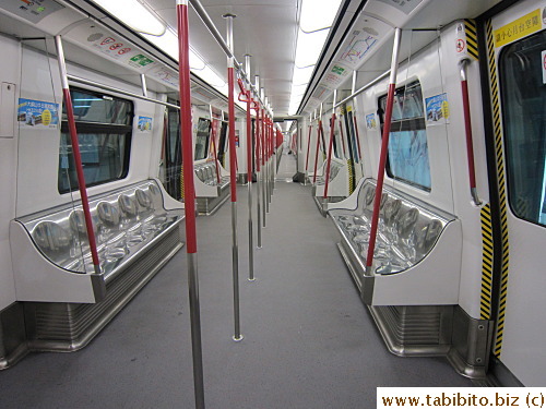Wow, an empty train!  How often do you see that in HK?