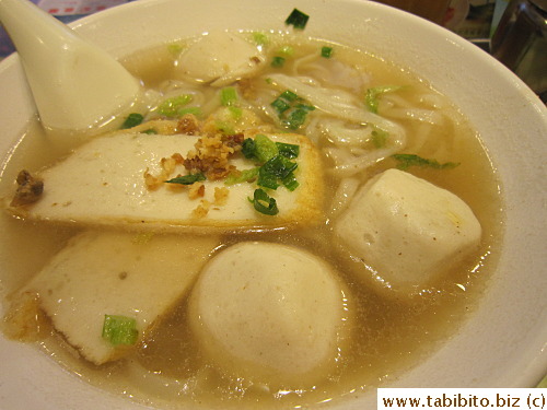 There may be better fish balls in some remote shops in some remote suburb, but this bowl of springy fish ball and fish slice noodles from Yuen Kee is more than good enough for me HK$23/US$3