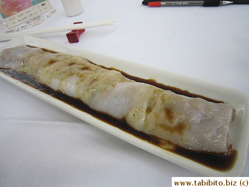 Since Maxim's and Serenade belong to the Maxim's Group, their dim sum should be more or less the same.  But this rice rolls' sheet was too thick, unlike Serenade's thin one