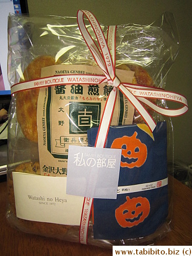 KL bought the secretary some macadamia chocolate and an Australian tea towel, she return-gifted him with a big bag of senbei and tea towel!