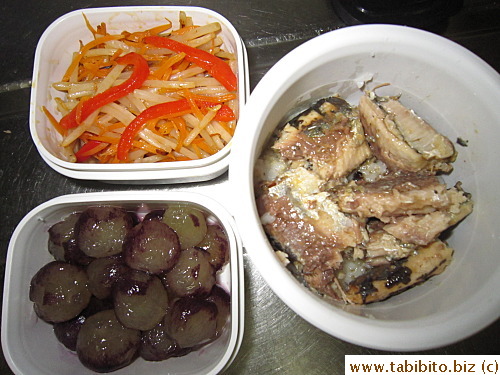 Canned spicy sardines, stirfried bean sprouts, carrots and red peppers, kyouhou grapes