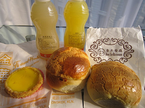 Doing a taste test of pineapple buns from Kam Wah and Hong Lin, the result was instant and obvious