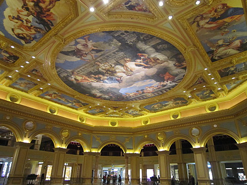 Humongus ceiling paintings in a humongus room