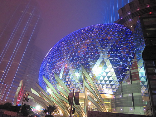 We didn't see much of the signature flower-shape structure because it was obscured by fog most of the time