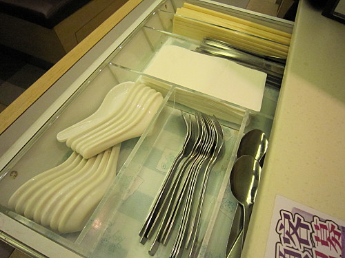 Cutlery drawer on the side