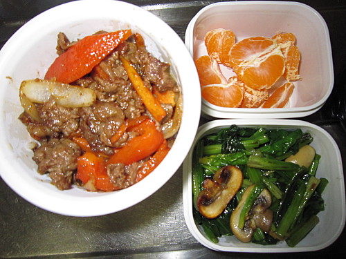 Stirfried beef with onion and peppers, sauteed spinach with mushrooms, mandarin