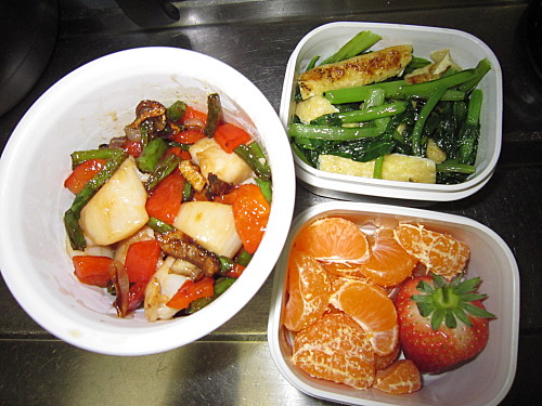 Stirfried scallop with vegetables, sauteed spinach with tofu skin, mandarin and strawberry