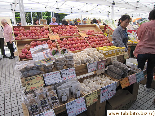 This stall sells famous produce from Aomori Prefecture, namely apples and garlic.  Note that three heads of garlic costs 500Yen/US$6 which is already cheaper than what the stores sell