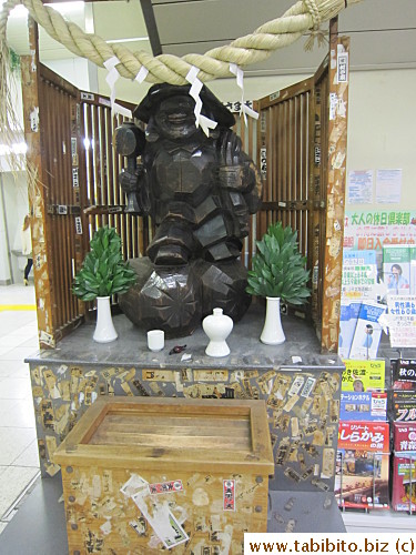 A statue inside Yurakucho Station