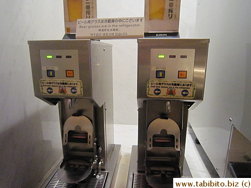 Beer machines that tilt the mug when it pours beer into it