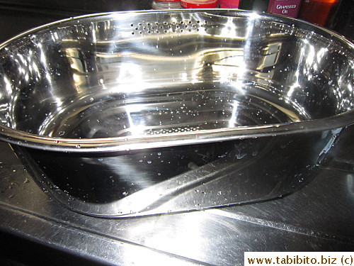 Also wanna show you this stainless steel oblong bowl, a great piece of kitchen equipment