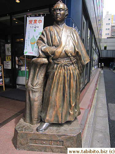 Nextdoor to the shop is another specialty store selling foodstuff from Kochi Prefecture, outside is this statue of famous Japanese revolutionary