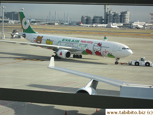 TIL Big ol' planes are towed by itty bitty trucks