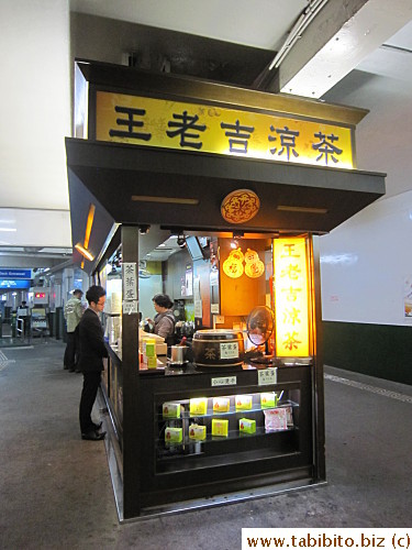 This little stall at Star Ferry sells herb tea and eggs 