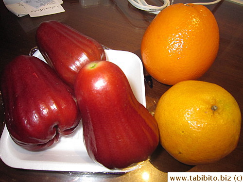 More rose apples, orange was good, mandarin from Taiwan was dry.  I didn't take pictures of future purchase