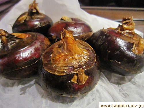 Bought a few fresh water chestnuts from Fa Yuen Street wet market thinking they would be sweet.  They were totally not sweet and stringy HK$4/US 50 cents
