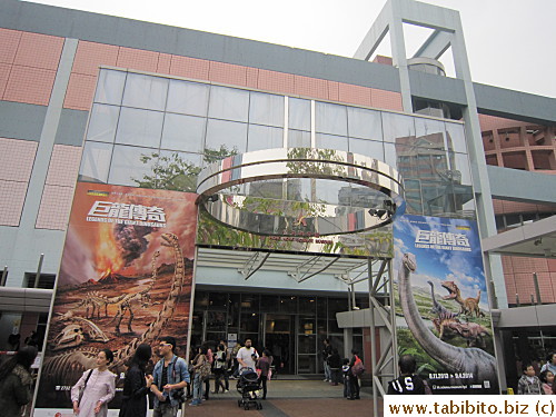 Opposite the museum is Hong Kong Science Museum which is having a dinosaurs exibition