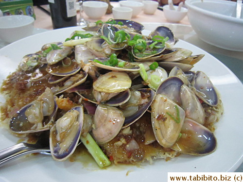 Clams over panfried rice vermicelli was yummy
