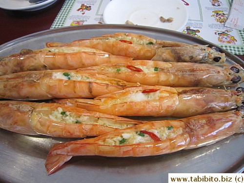 Steamed jumbo prawns with garlic