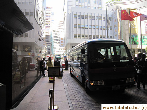 Free shuttle from Kowloon Station to Holiday Inn for Airport Express passengers