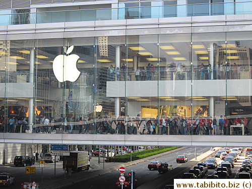 Look at that line in Apple store in ifc!