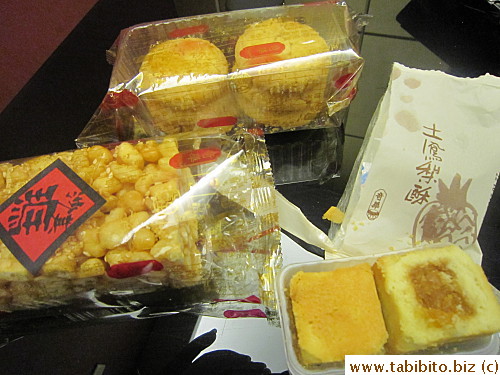 Tried out some snacks from Kee Wah, unfortunately they were not as good as the ones in Hong Kong except the pineapple cake