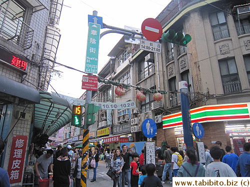 Walking along Taiyuen Street is this cross street: Huayin Street