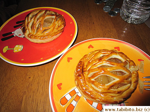 Reheated the apple pie, quite nice (Yen313 each)
