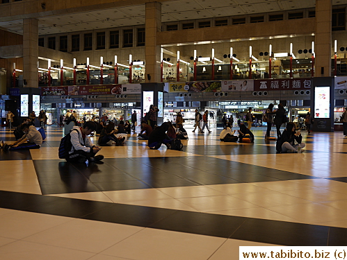 Looking at this picture, I realized we missed checking out the entire second floor of Taipei Station!  Man...