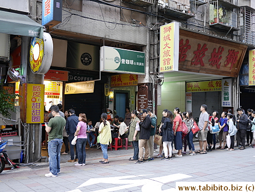 Always a line for these crunchy donuts across Huayin Street entrance