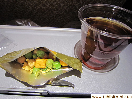 Singapore Airlines economy class, Tokyo to Singapore pre-meal snack