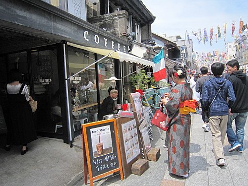Kimono girl buys coffee