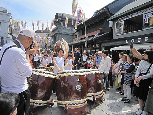 while Taiko drummers thrumped